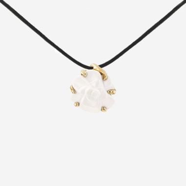 Pendentif Chanel Camelia en or jaune et agate