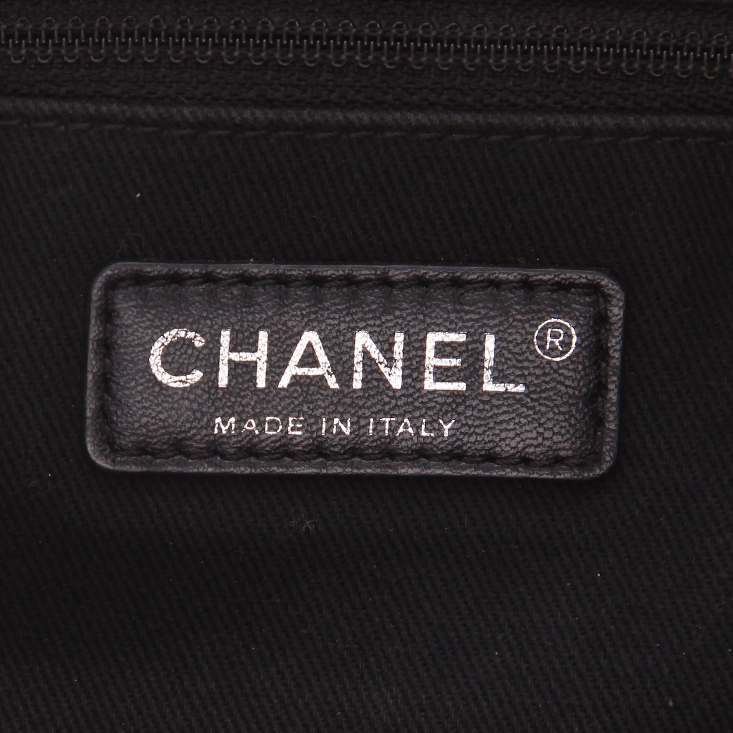 Bolso de mano de Chanel   de piel acolchada roja - Detail D2