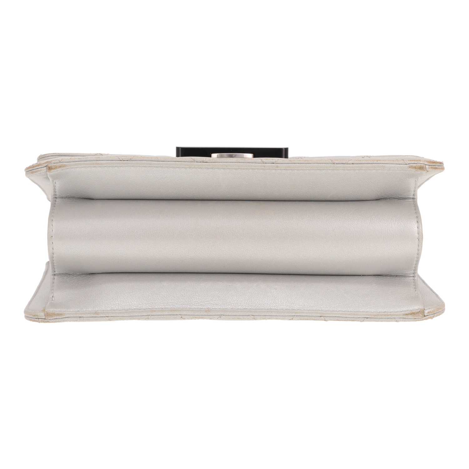 Sac à main Chanel   en cuir matelassé argenté - Detail D1