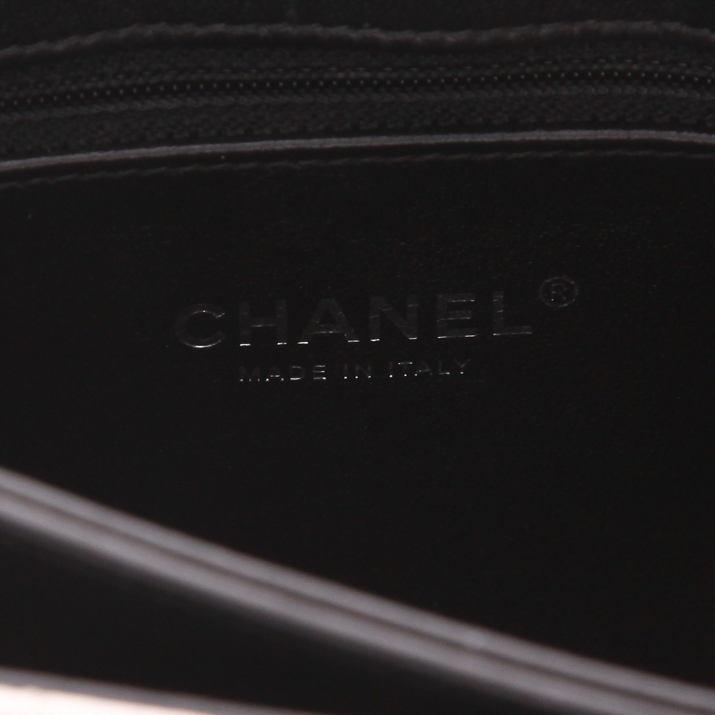 Bolso de mano de Chanel   de piel acolchada plateada - Detail D2