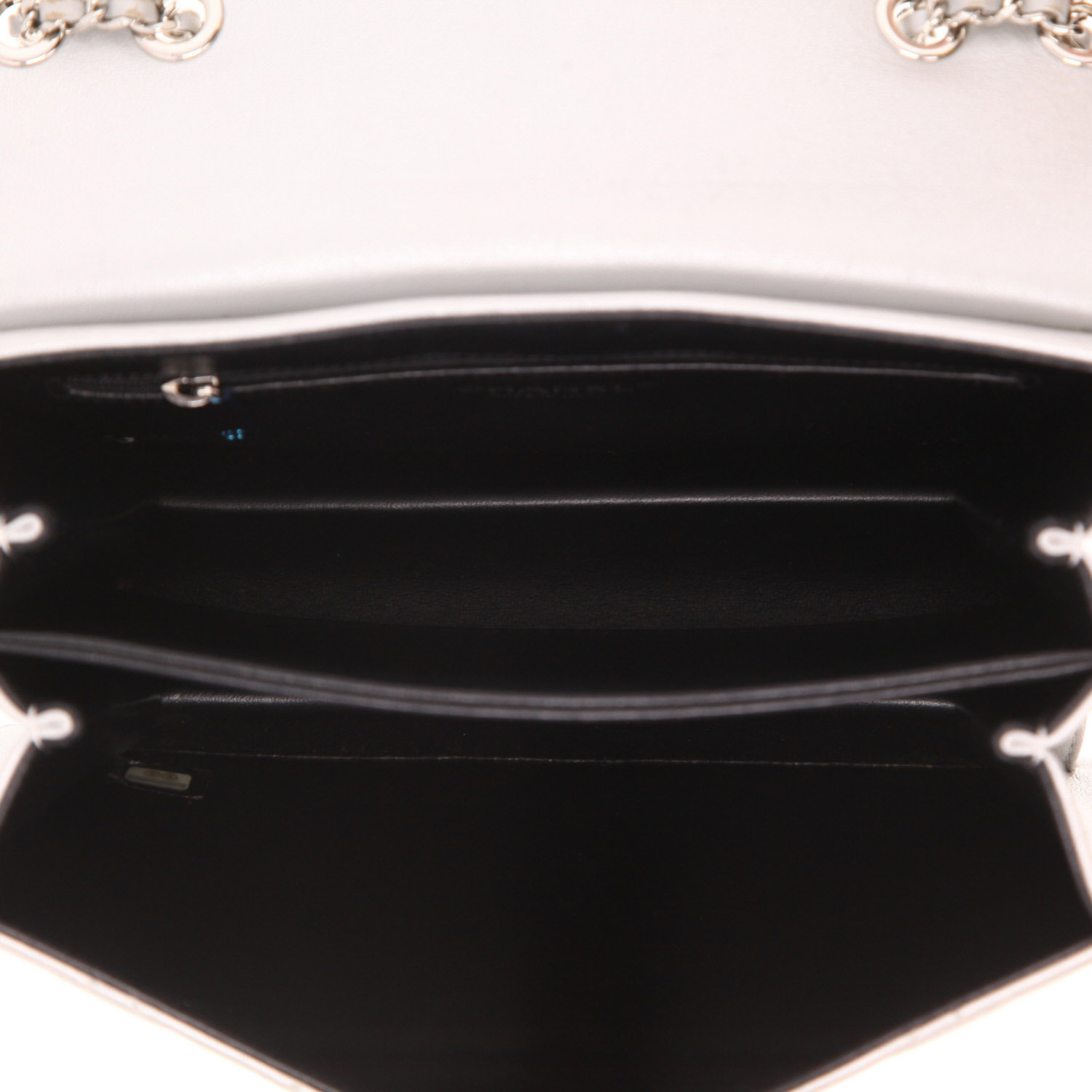 Bolso de mano de Chanel   de piel acolchada plateada - Detail D3