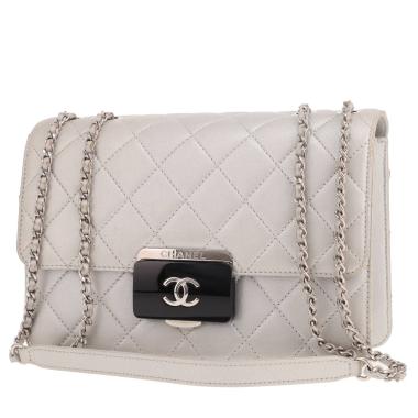 Chanel handbag   in silver quilted leather