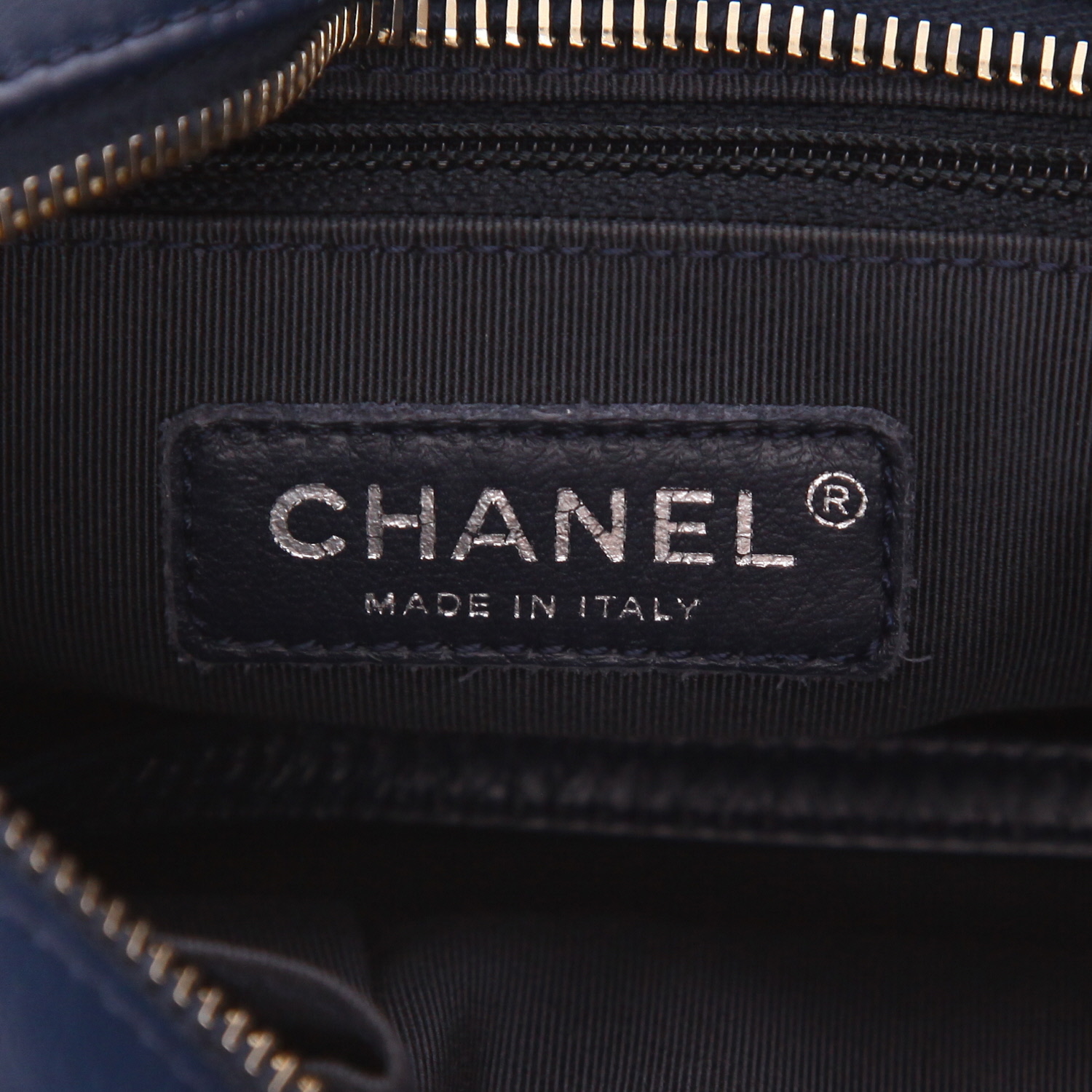 Chanel Gabrielle small shoulder bag in Bleu Marine quilted leather - Detail D2
