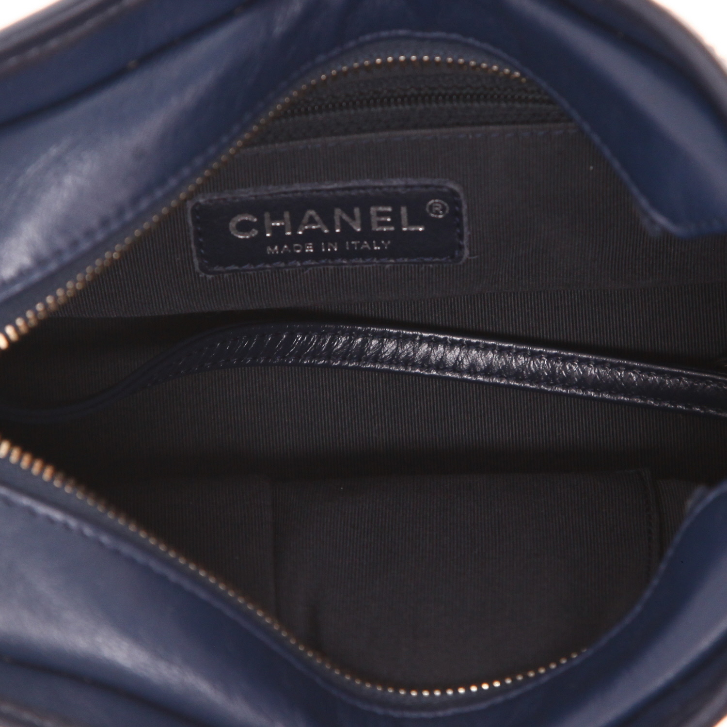 Bolso bandolera Chanel «Gabrielle», modelo pequeño, de piel acolchada Bleu Marine - Detail D3