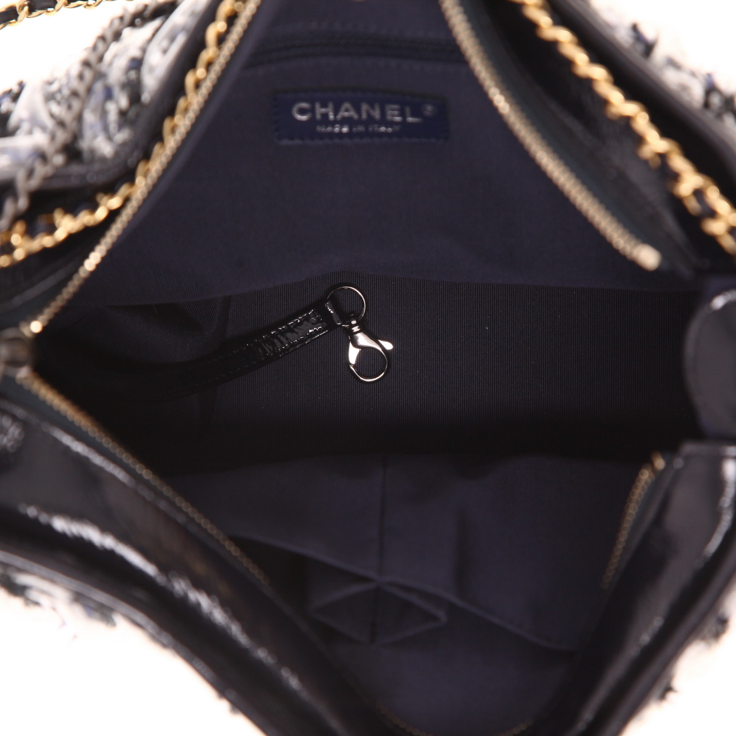 Borsa a tracolla Chanel  Gabrielle  in pelle verniciata Bleu Marine e tweed Bleu Marine - Detail D3
