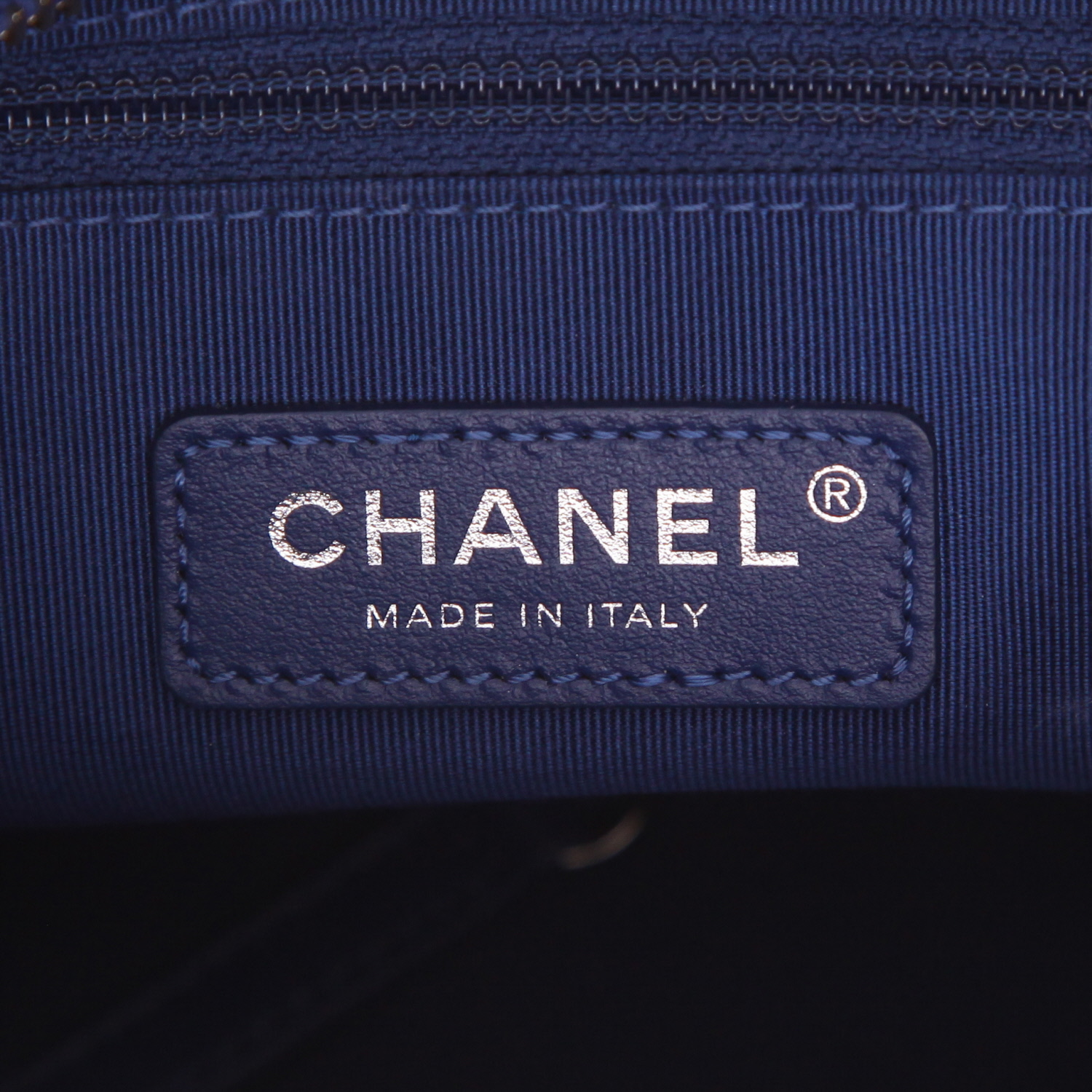 Sac bandoulière Chanel  Gabrielle  moyen modèle  en cuir matelassé bleu - Detail D2