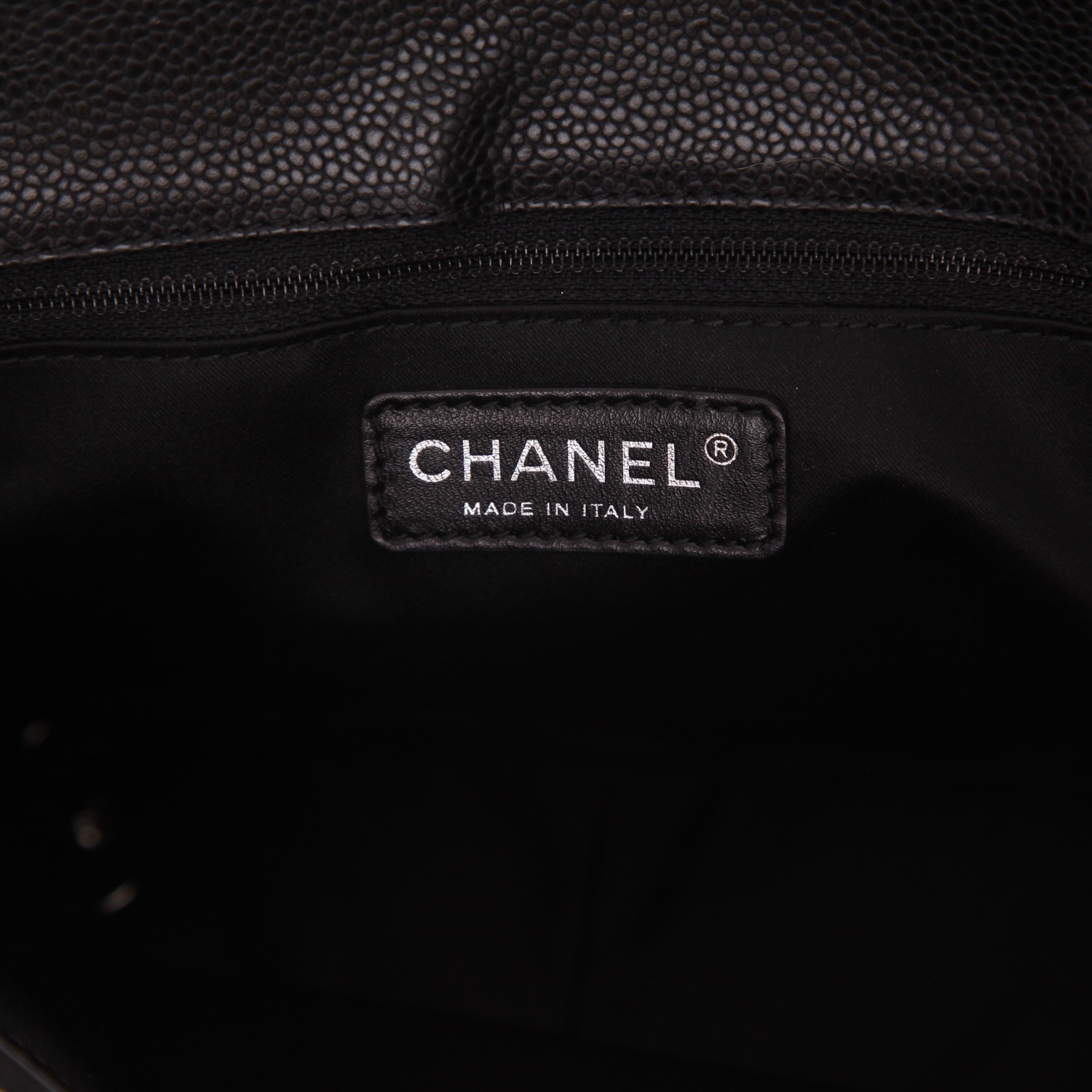 Bolso Chanel Shopping GST de piel granulada acolchada negra - Detail D2