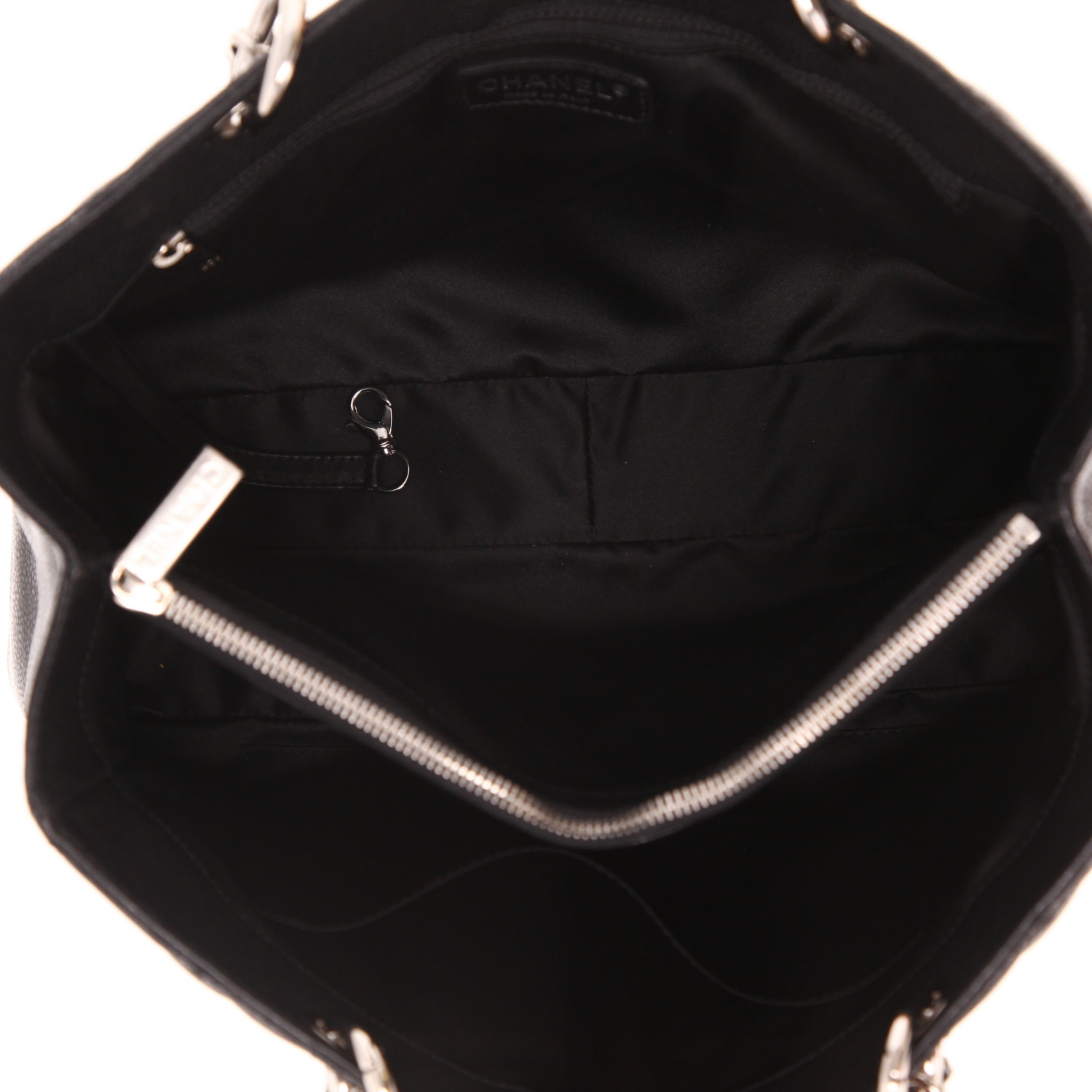 Bolso Chanel Shopping GST de piel granulada acolchada negra - Detail D3