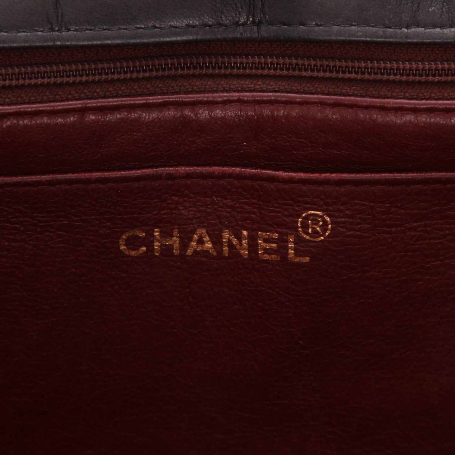 Chanel Timeless Jumbo shoulder bag in black quilted leather - Detail D2