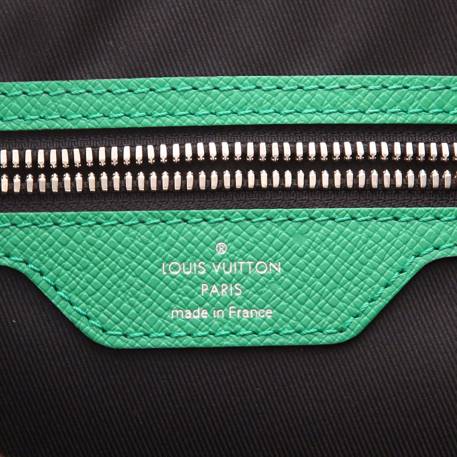 Louis Vuitton Keepall 45 travel bag in green Taïgarama leather - Detail D2