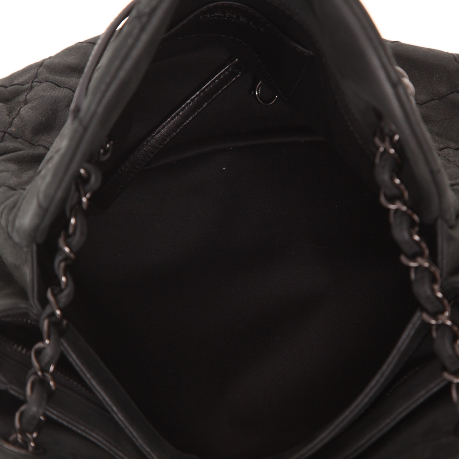 Bolso Chanel «Mademoiselle» de piel iridiscente acolchada negra - Detail D3