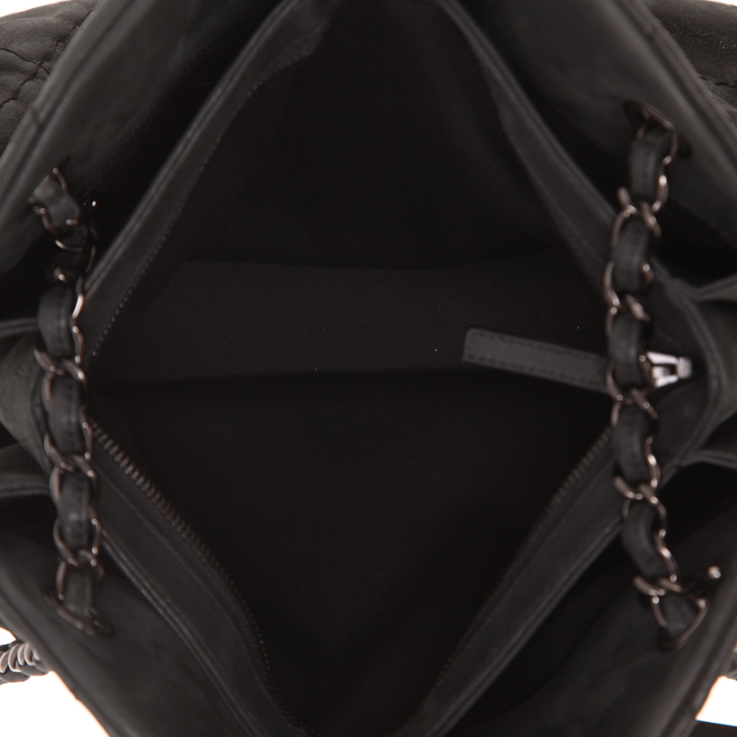Sac à main Chanel  Mademoiselle en cuir irisé matelassé noir - Detail D4
