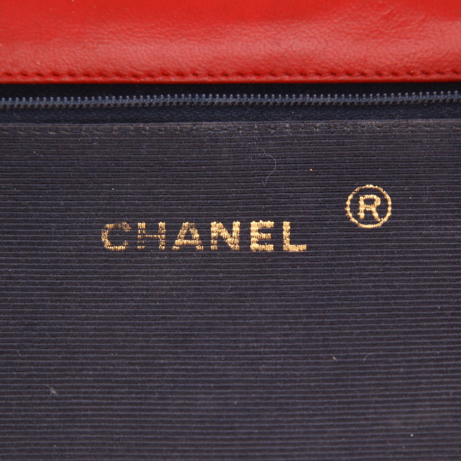 Vintage Chanel shoulder bag in red quilted leather - Detail D2