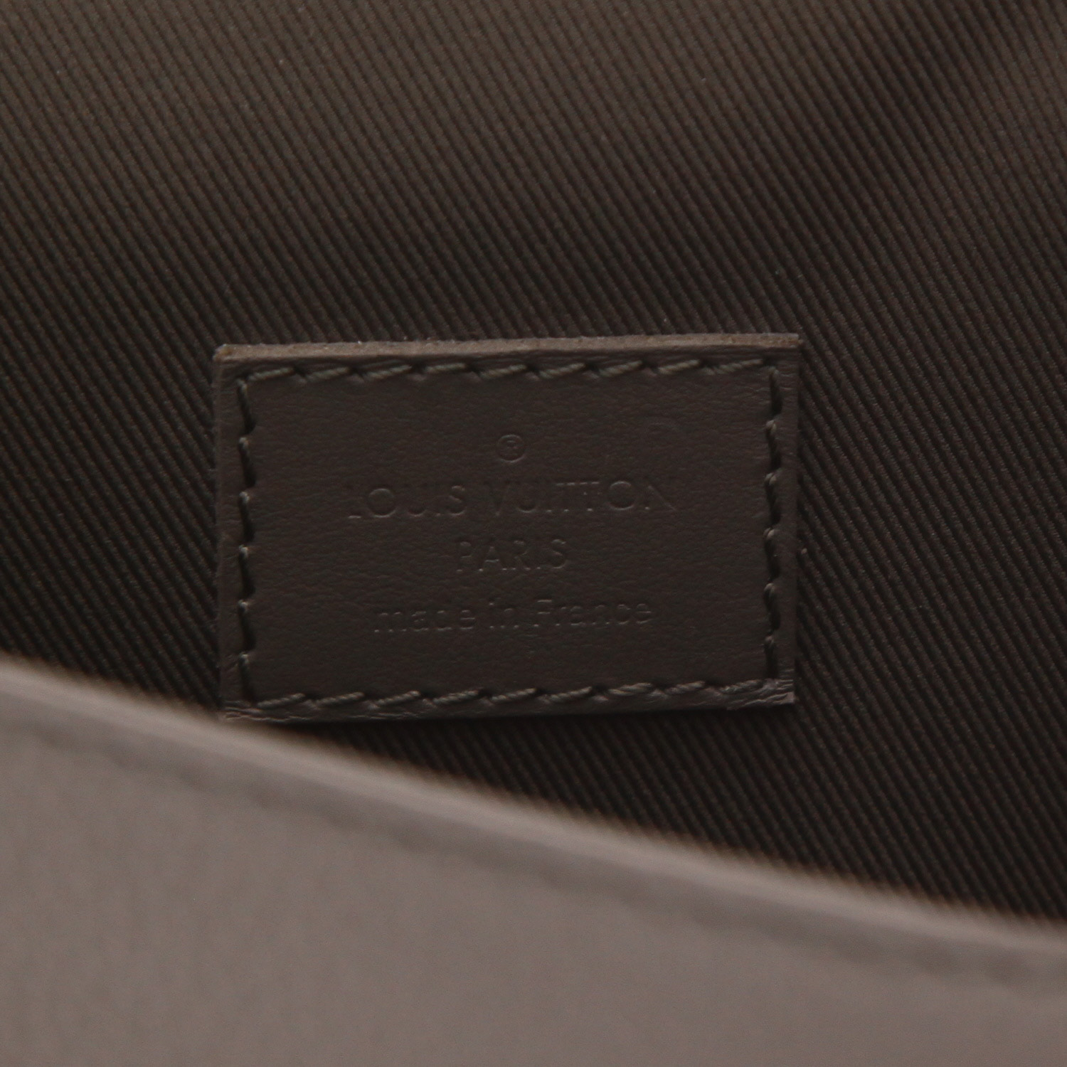 Sac bandoulière Louis Vuitton  Fastline Wearable Wallet en cuir grainé vert-kaki - Detail D2