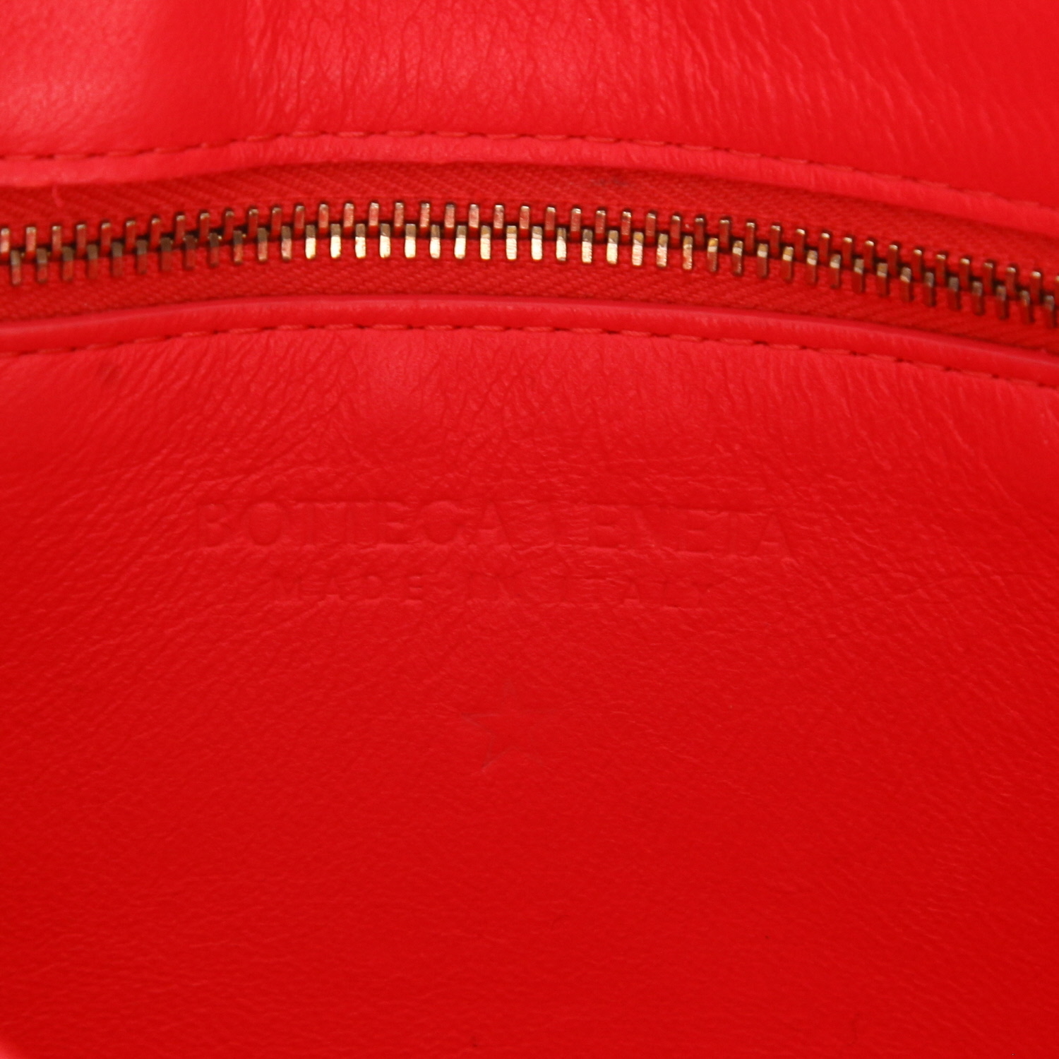 Bottega Veneta Cassette shoulder bag in pink patent intrecciato leather - Detail D2