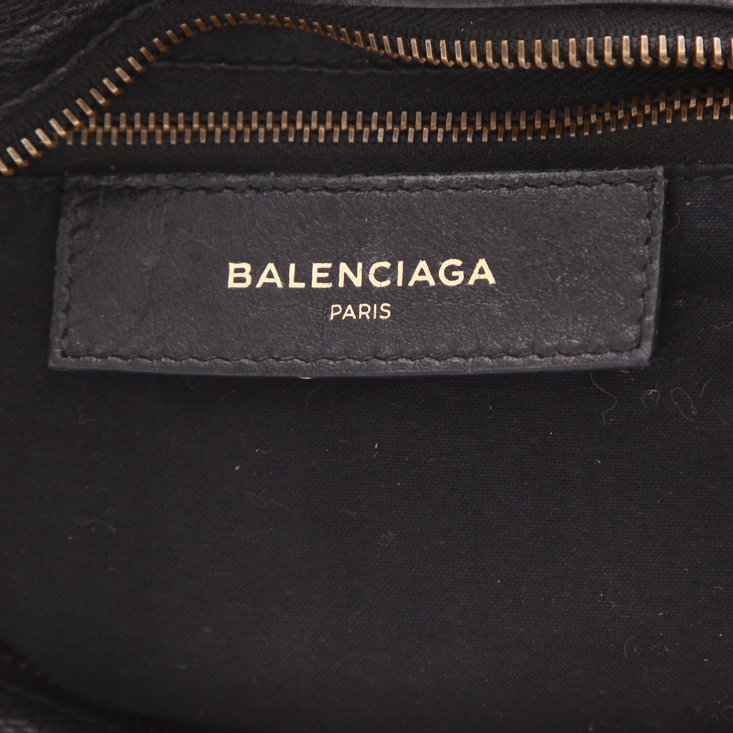 Balenciaga City handbag in black distressed leather - Detail D2