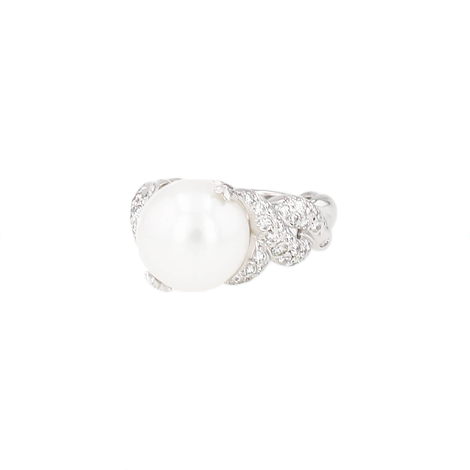 Bague Chanel en or blanc, perle de culture et diamants Bague Chanel en or blanc, perle de culture et diamants