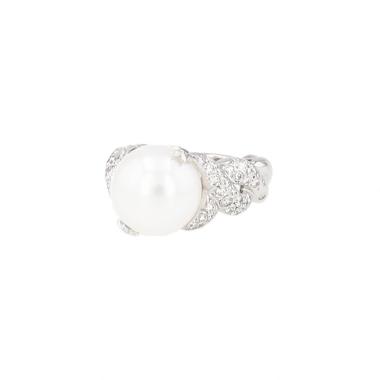 Chanel ring in white gold, with a cultured pearl and diamonds