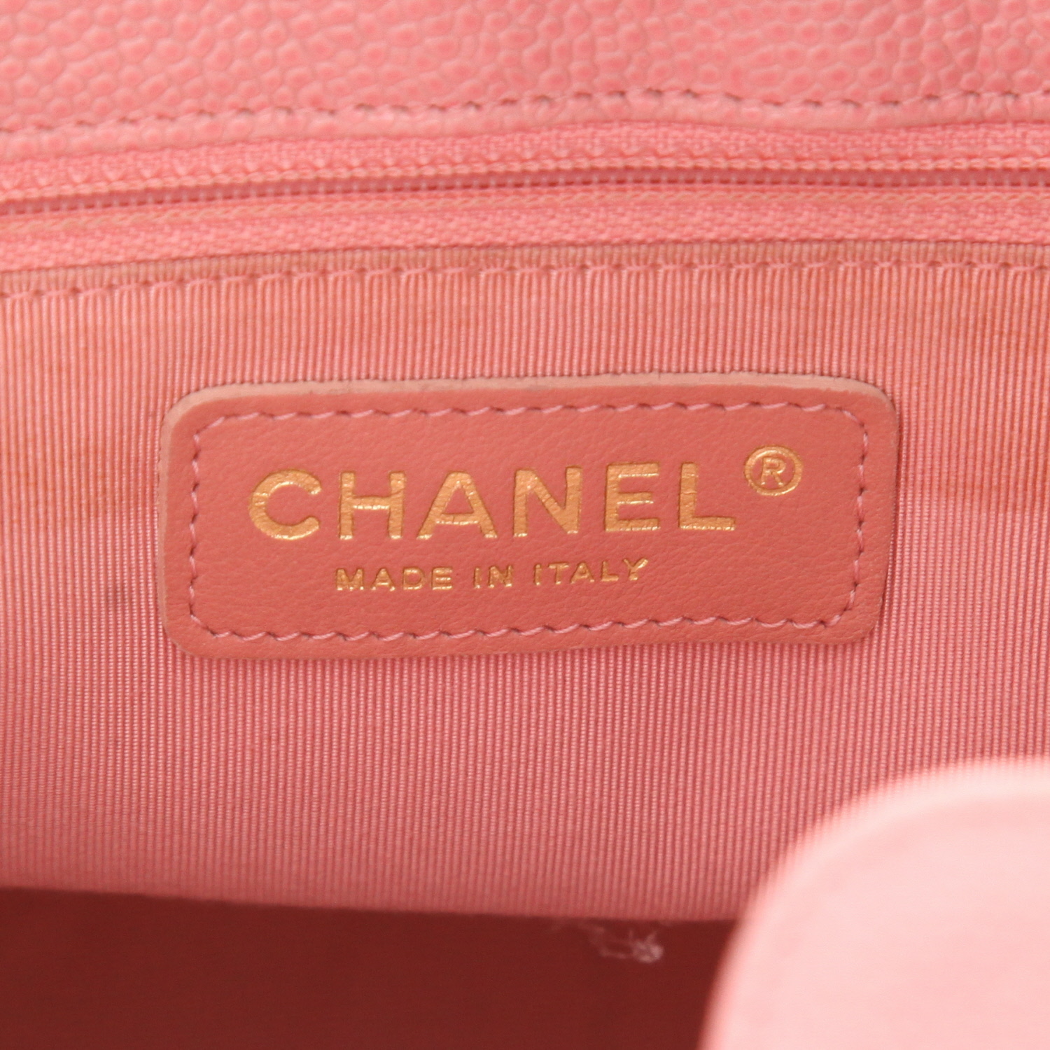 Chanel Shopping GST small handbag in pink quilted grained leather - Detail D2