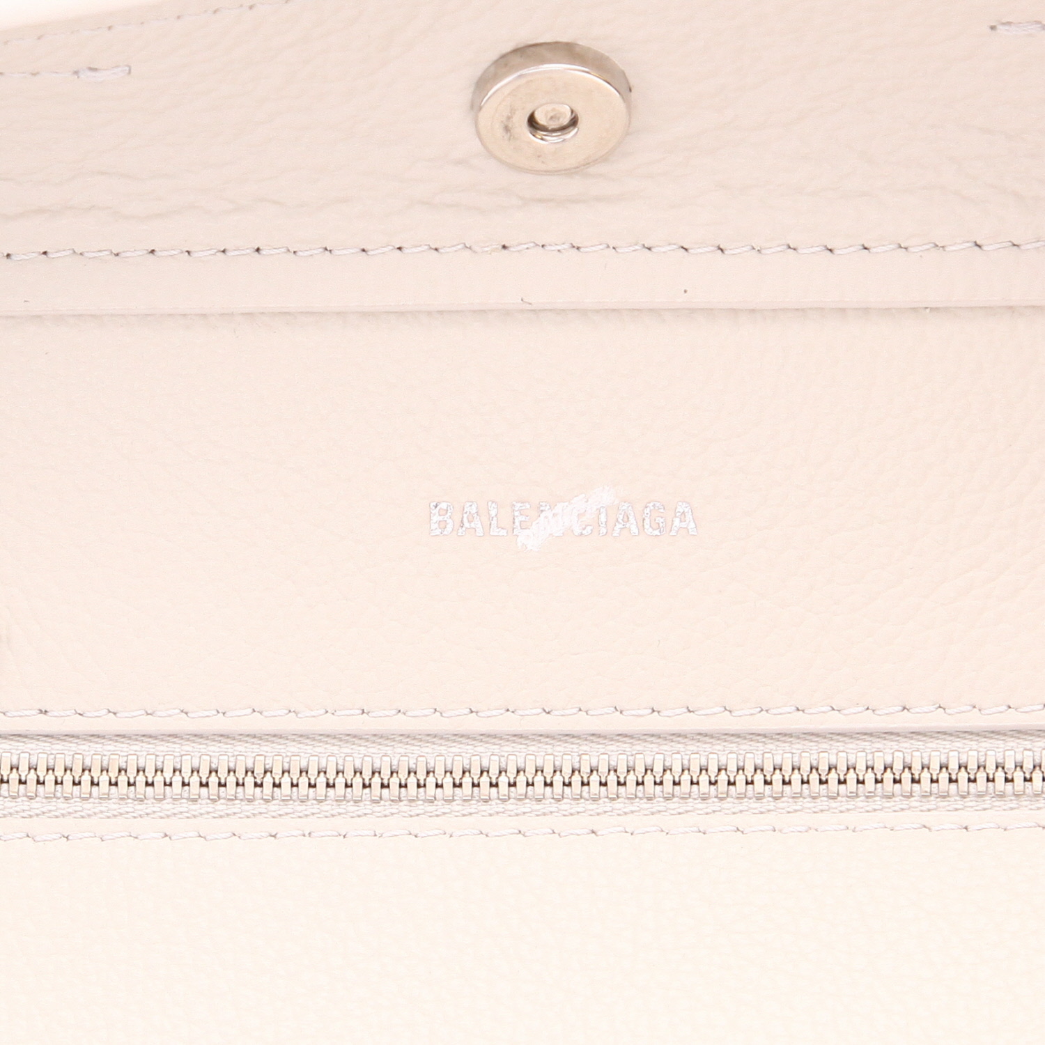 Balenciaga Everyday handbag in white grained leather - Detail D2