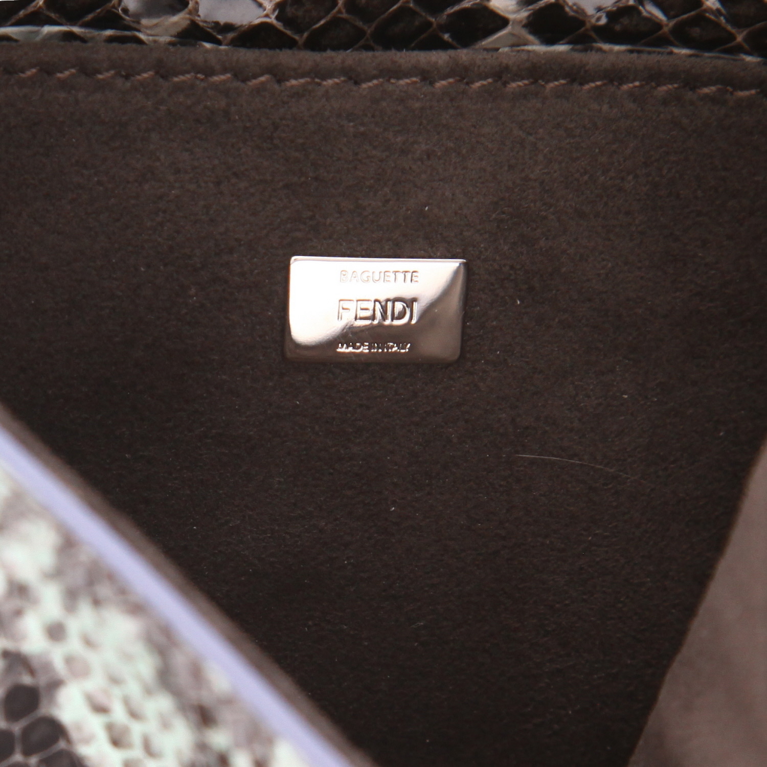 Sac bandoulière Fendi  Mini Baguette en serpent d'eau multicolore vert bleu et rose - Detail D2