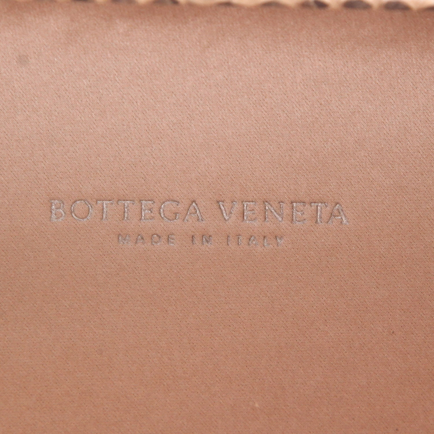 Bolso de mano «Knot» de Bottega Veneta, de satén y piel de serpiente beige - Detail D2