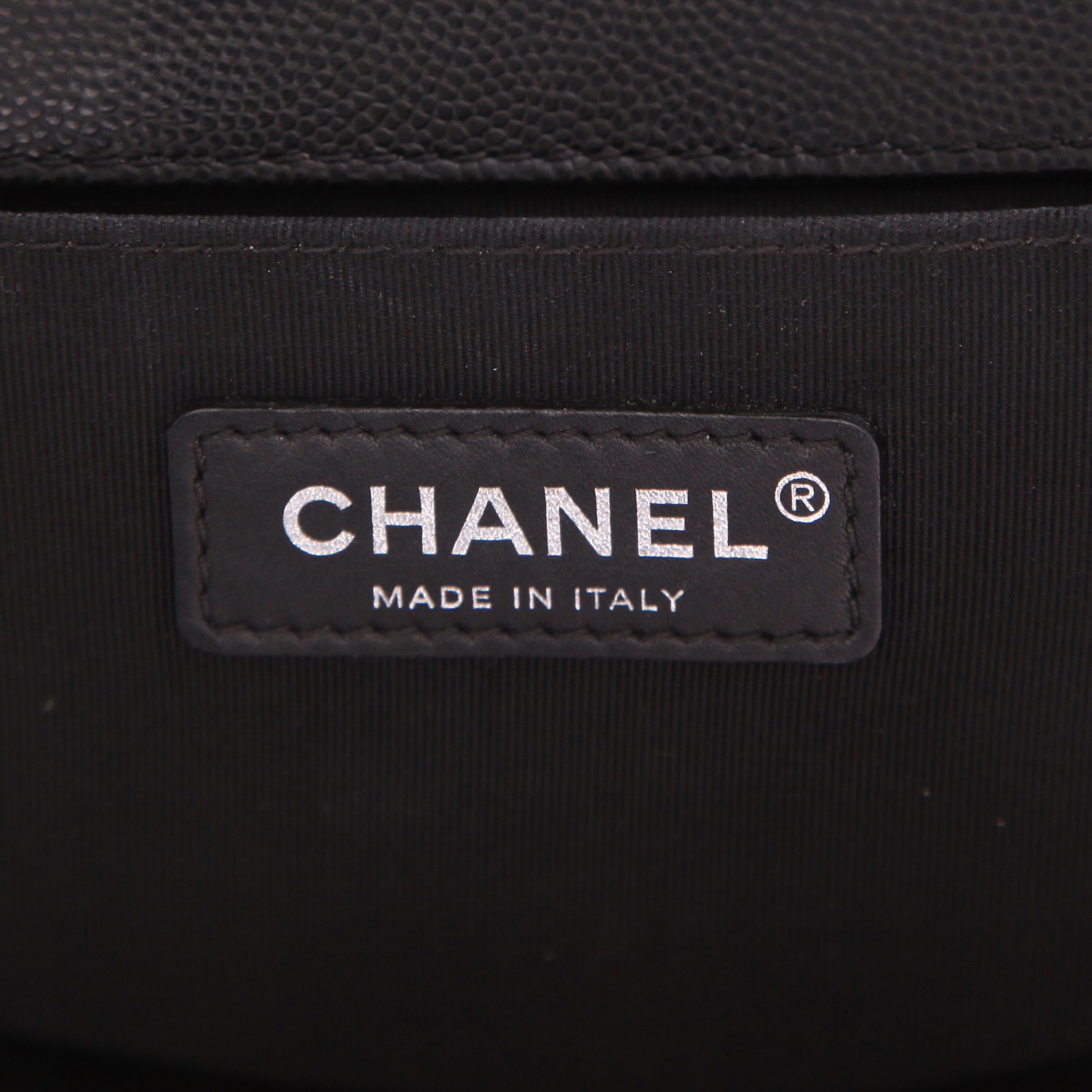 Chanel Boy shoulder bag in black quilted leather - Detail D2
