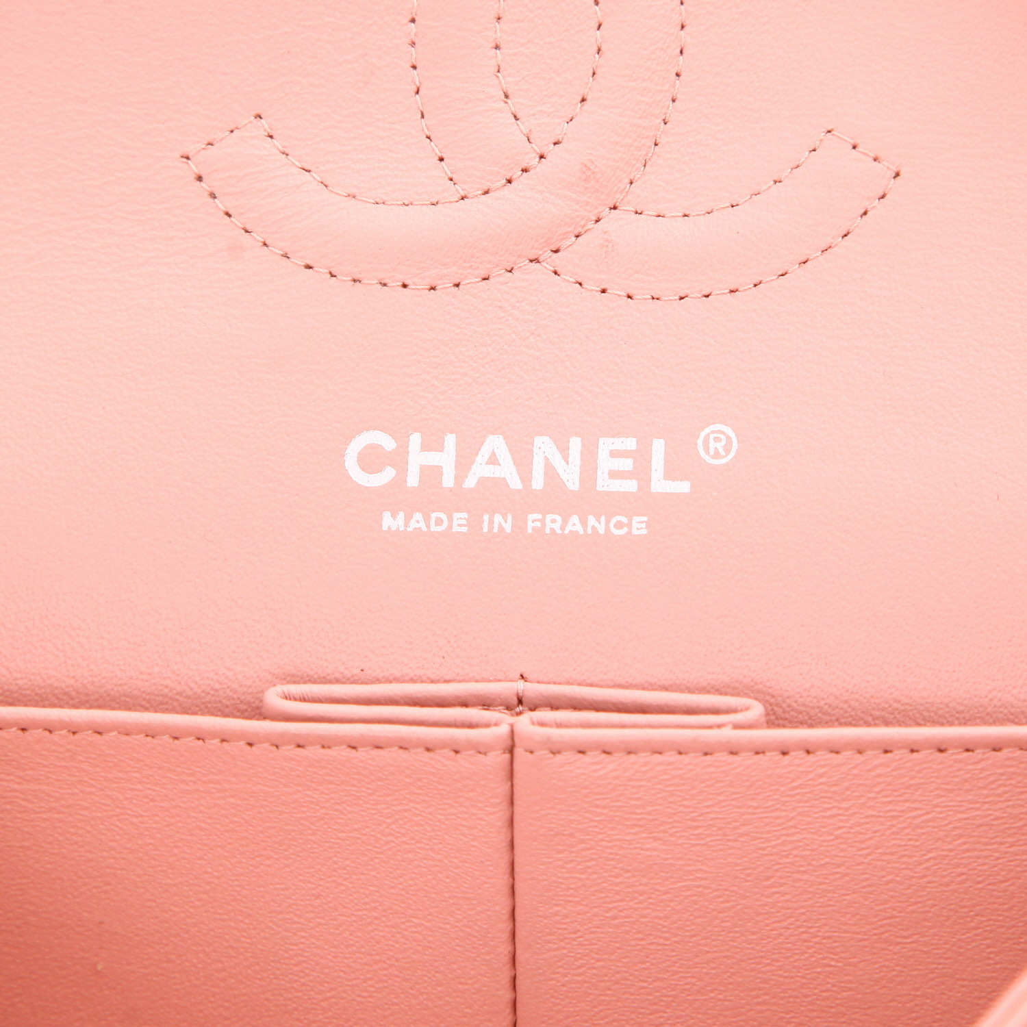 Chanel ‘Timeless Classic’ handbag in pink quilted patent leather - Detail D2