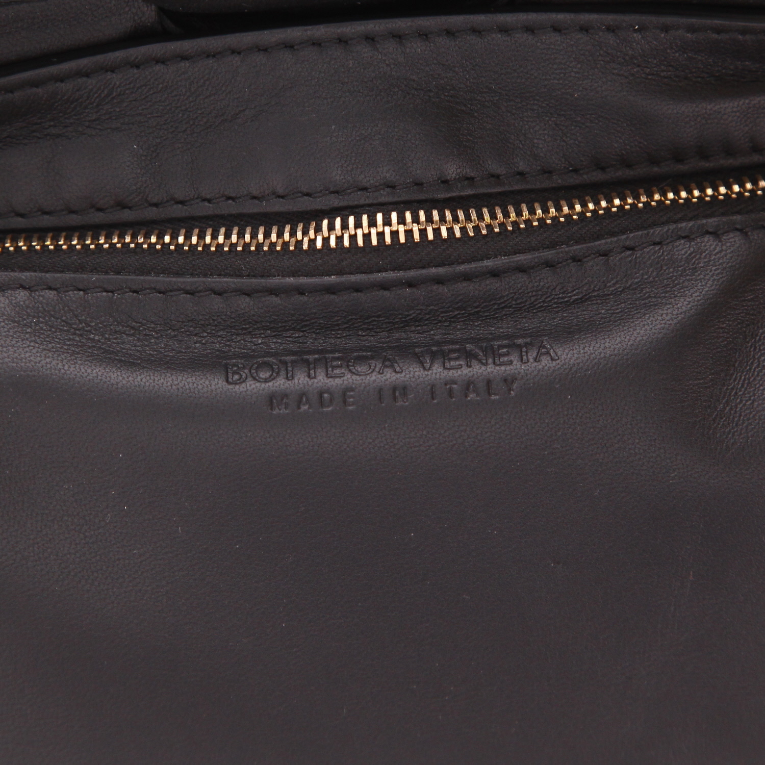 Bottega Veneta Padded Cassette shoulder bag in Noir intrecciato leather - Detail D2