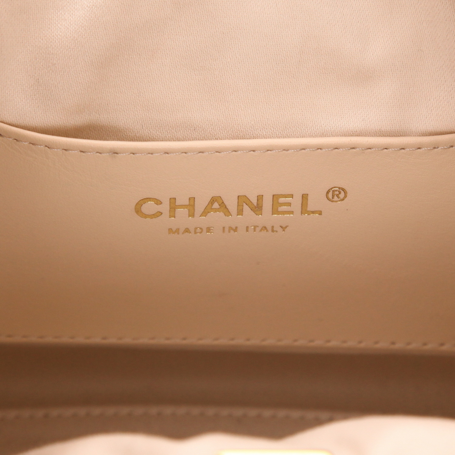 Bolso Chanel 25 de piel granulada acolchada en color beige - Detail D2