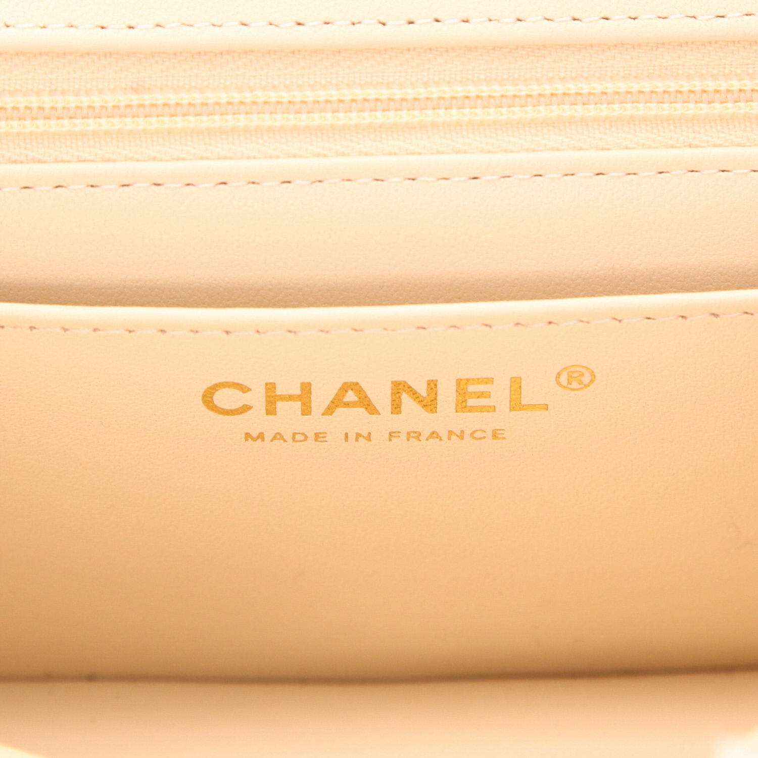 Chanel Timeless Mini shoulder bag in beige and white tweed - Detail D2