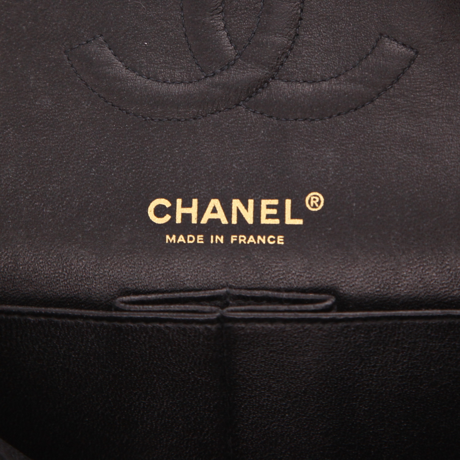 Sac à main Chanel  Timeless Classic en cuir grainé matelassé noir - Detail D2