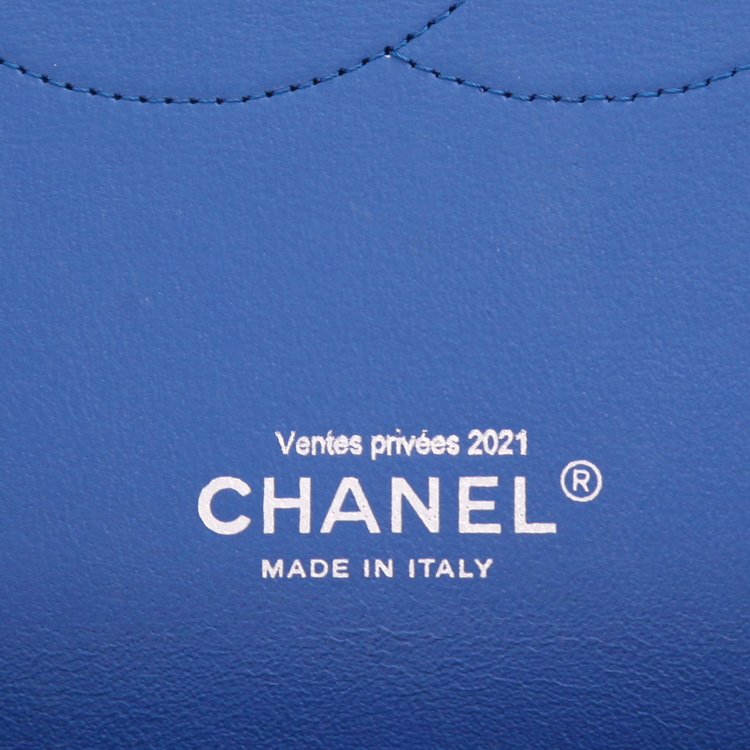 Borsa a tracolla Chanel Timeless Maxi Jumbo in pelle martellata blu - Detail D2