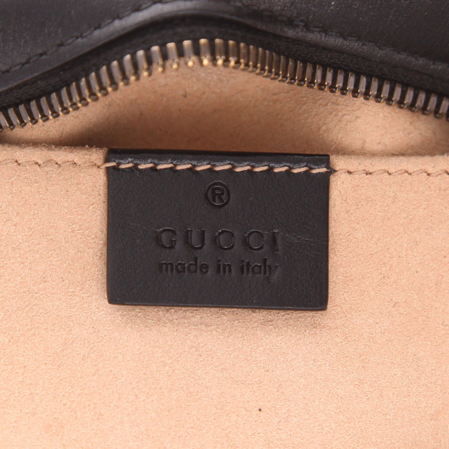 Bolso bandolera Gucci GG Marmont de piel acolchada negra - Detail D2