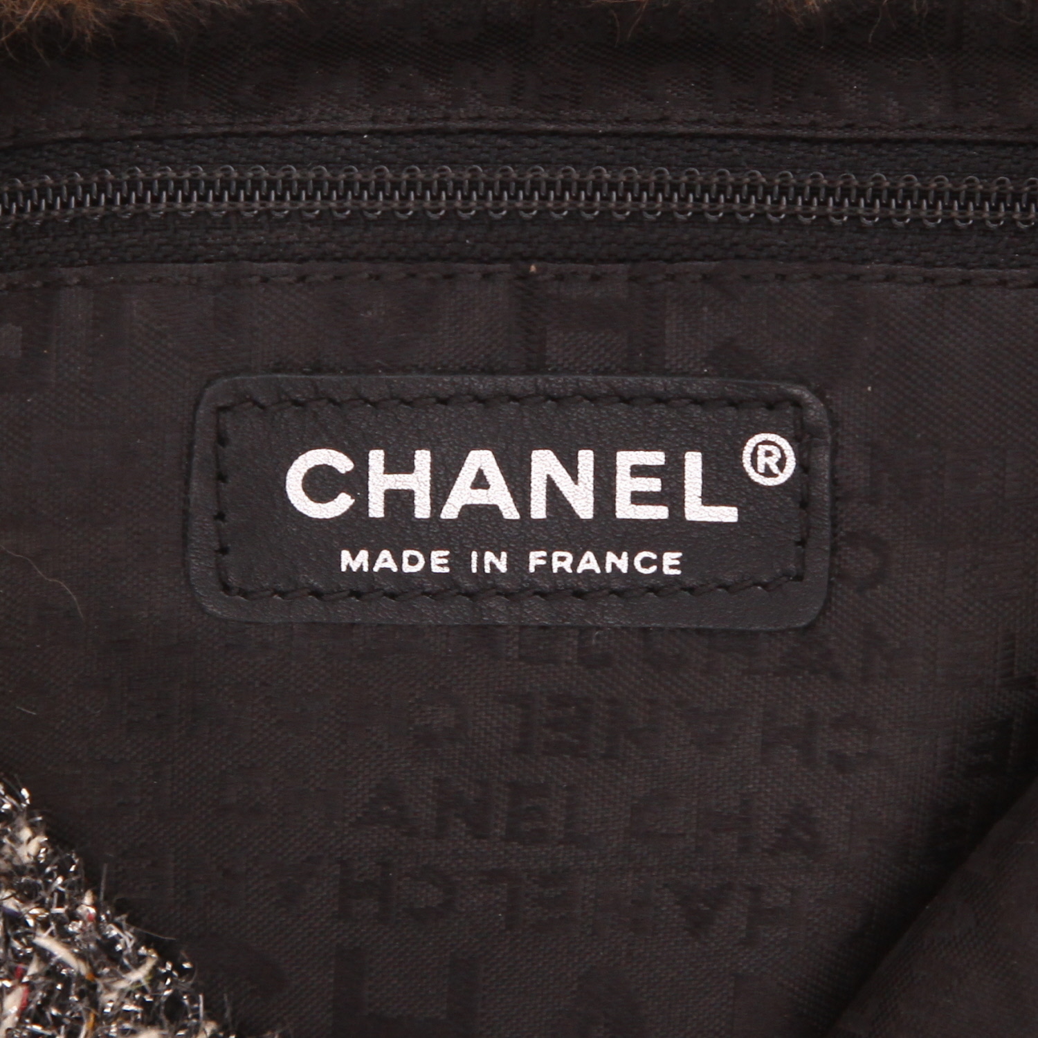 Sac à main Chanel  Timeless Classic en tweed gris et fourrure marron - Detail D2