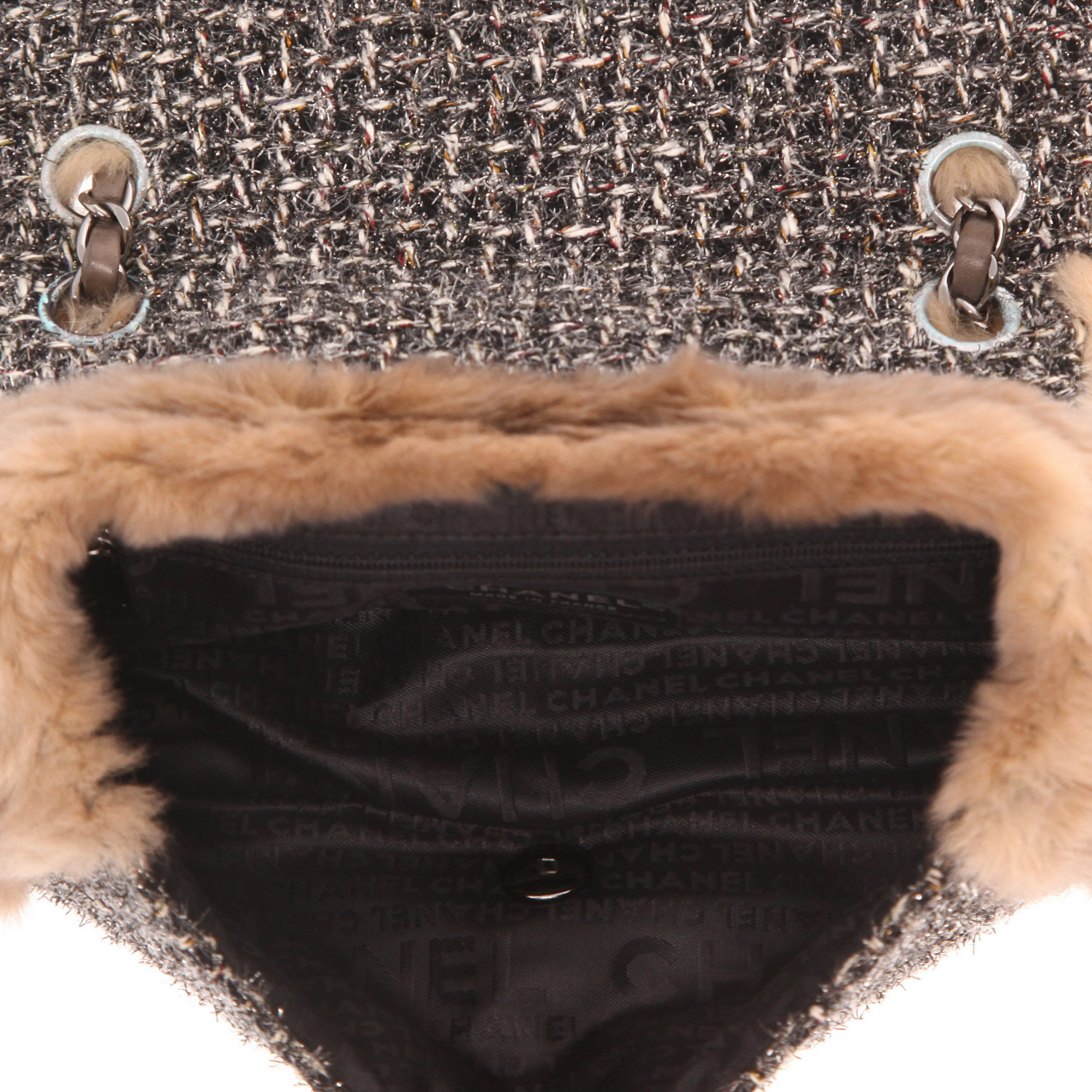 Sac à main Chanel  Timeless Classic en tweed gris et fourrure marron - Detail D3