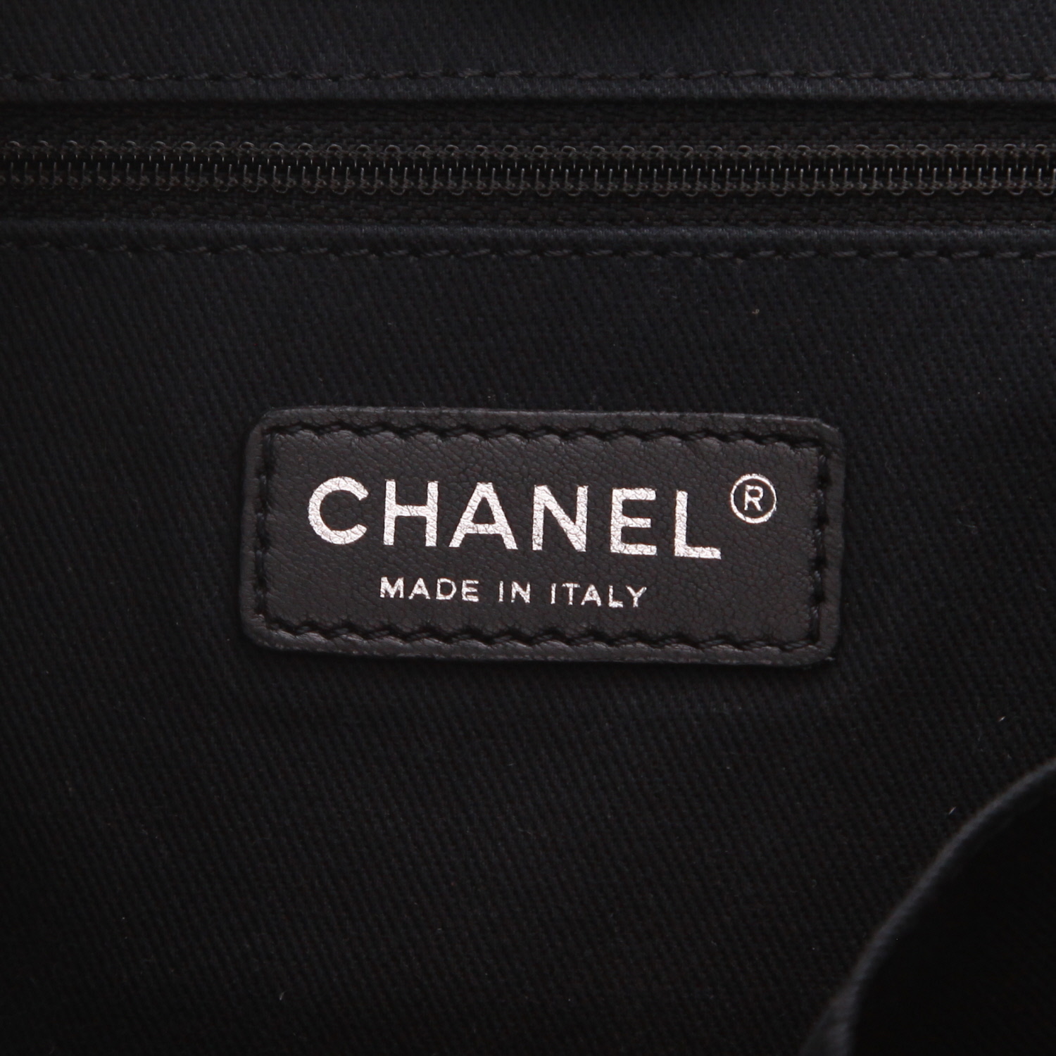 Sac cabas Chanel  Deauville en toile enduite grise et cuir noir - Detail D2
