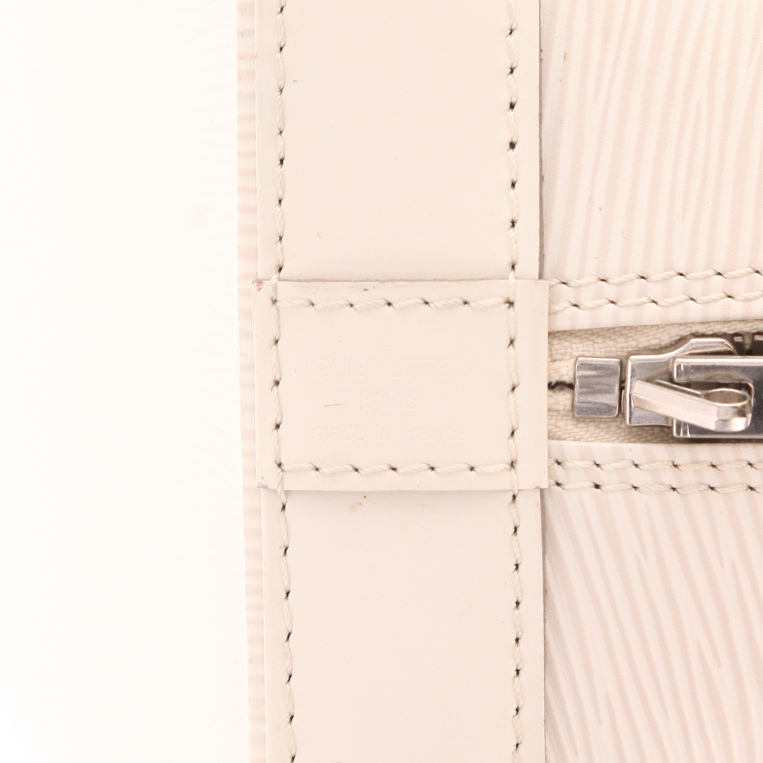 Louis Vuitton Alma medium handbag in white Épi leather - Detail D2