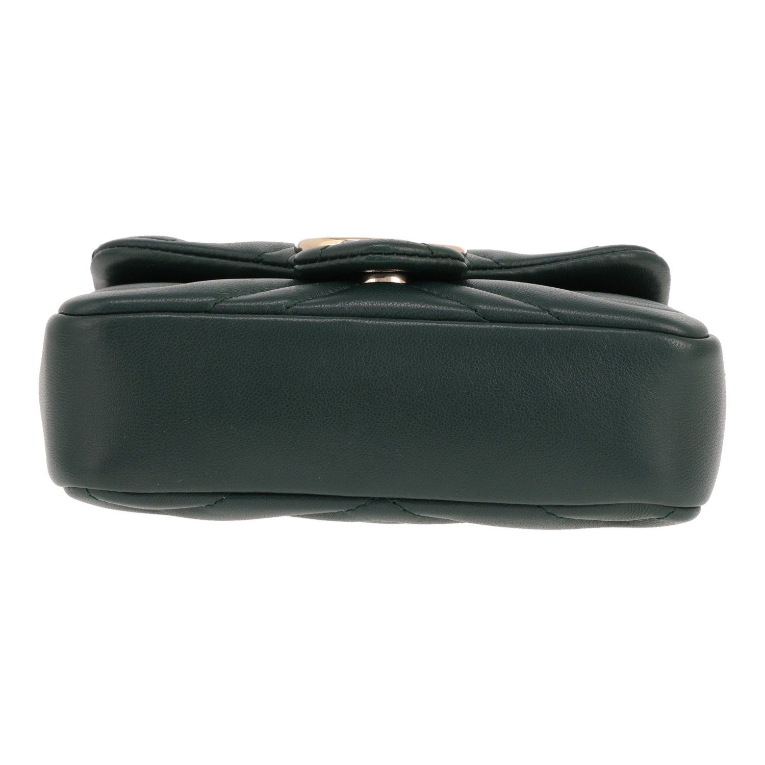 Bolso bandolera Gucci GG Marmont mini de piel acolchada verde - Detail D1