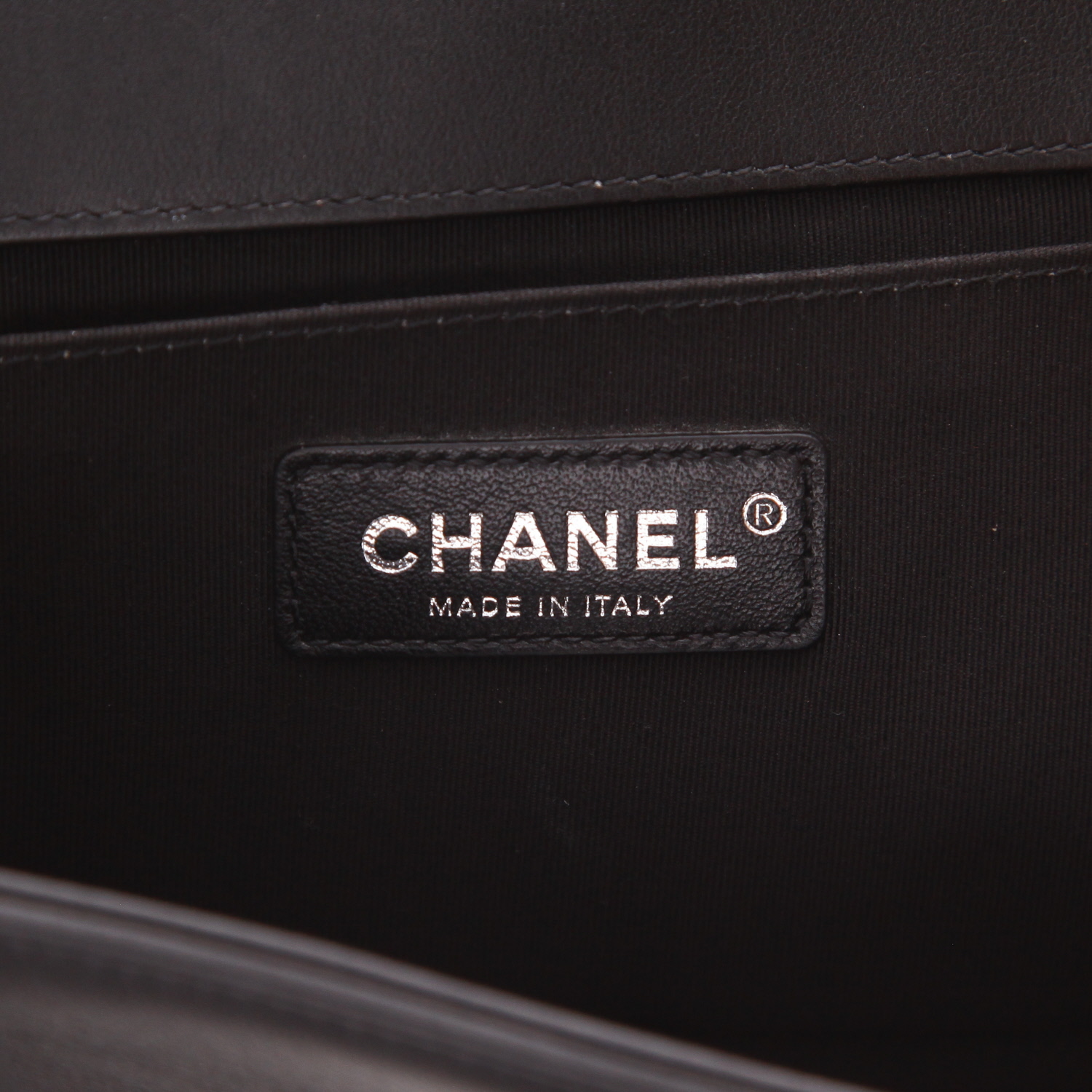 Chanel Boy shoulder bag in black quilted leather - Detail D2