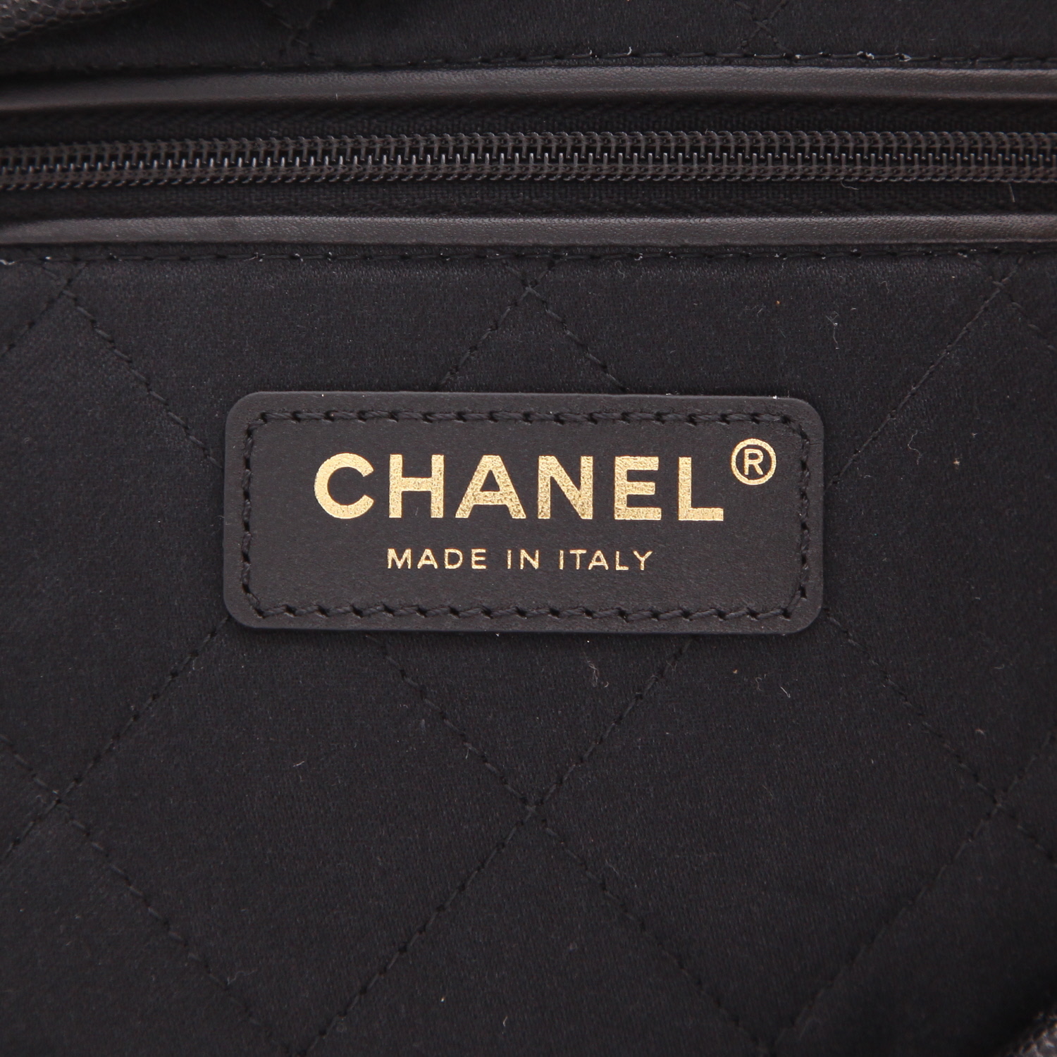 Sac cabas Chanel  22 en cuir matelassé noir - Detail D2