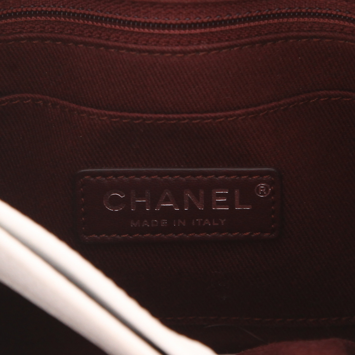 Chanel Neo Executive small shoulder bag in white grained leather - Detail D2