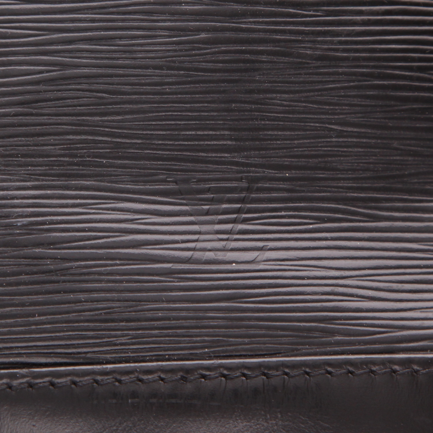 Louis Vuitton Noé handbag in Noir Épi leather - Detail D2