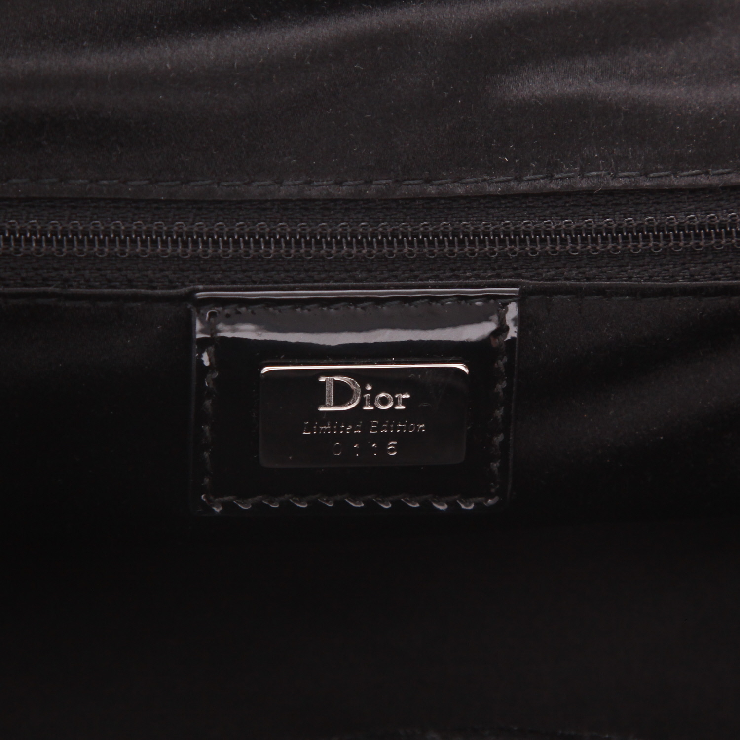 Sac à main Dior  Vintage en toile siglée noire et cuir verni noir - Detail D2