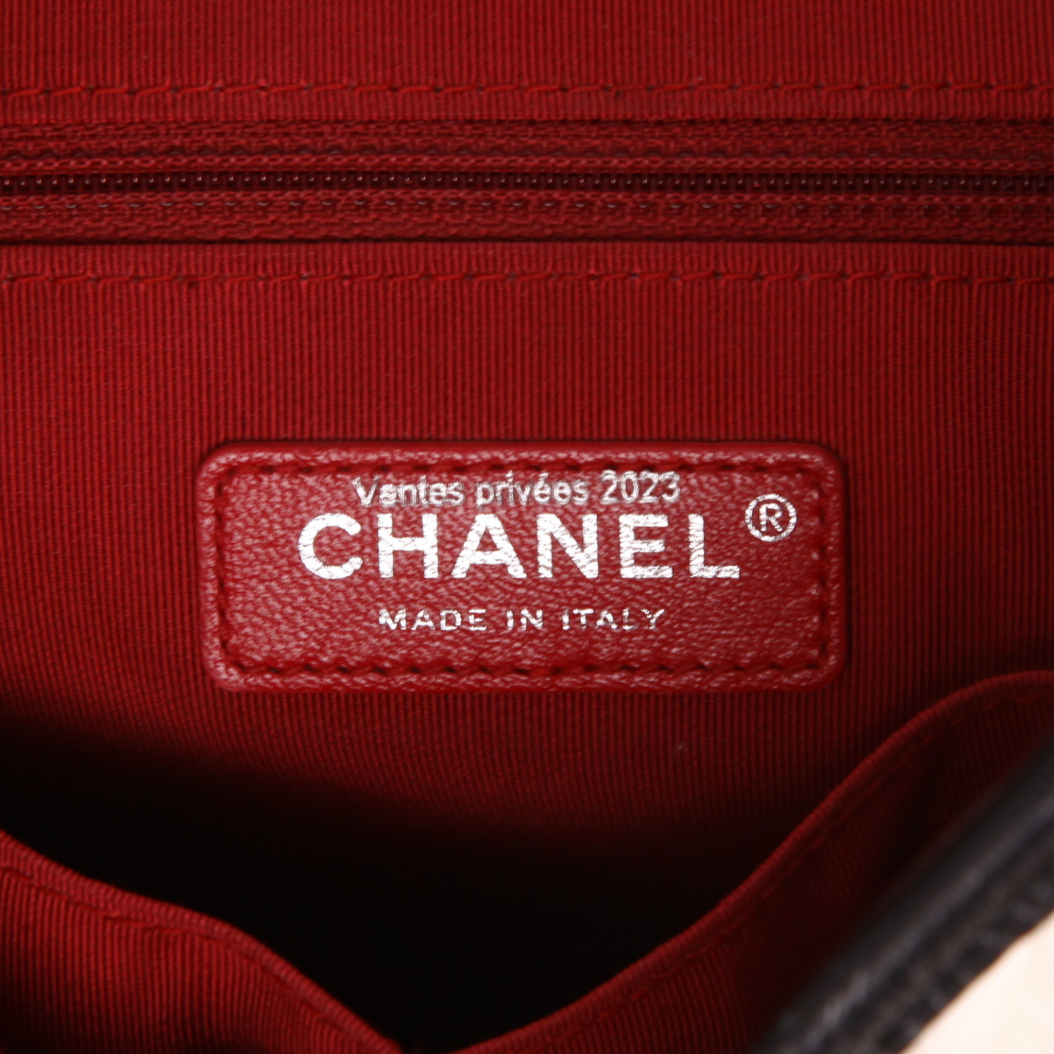 Borsa a tracolla Chanel  Gabrielle  in pelle trapuntata a spina di pesce bianca e pelle Noir - Detail D2
