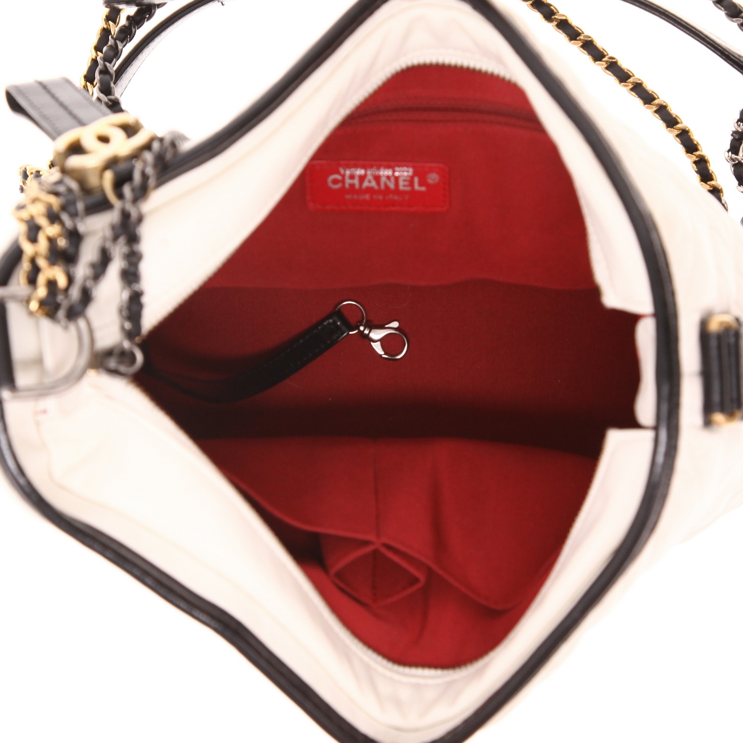 Chanel Gabrielle shoulder bag in Blanc herringbone-quilted leather and black leather - Detail D3