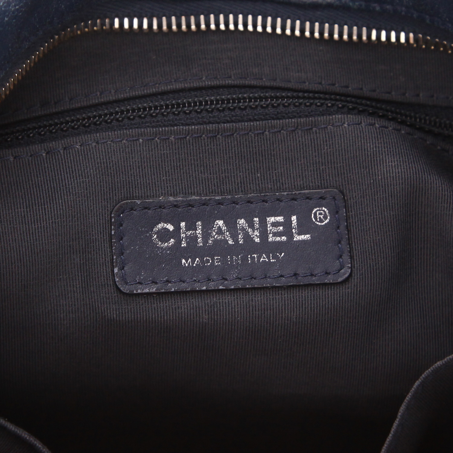 Chanel Gabrielle shoulder bag in Bleu Marine quilted leather - Detail D2
