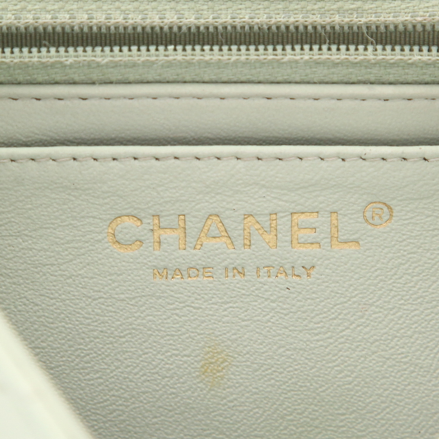 Sac bandoulière Chanel  Timeless Mini en cuir matelassé vert - Detail D2