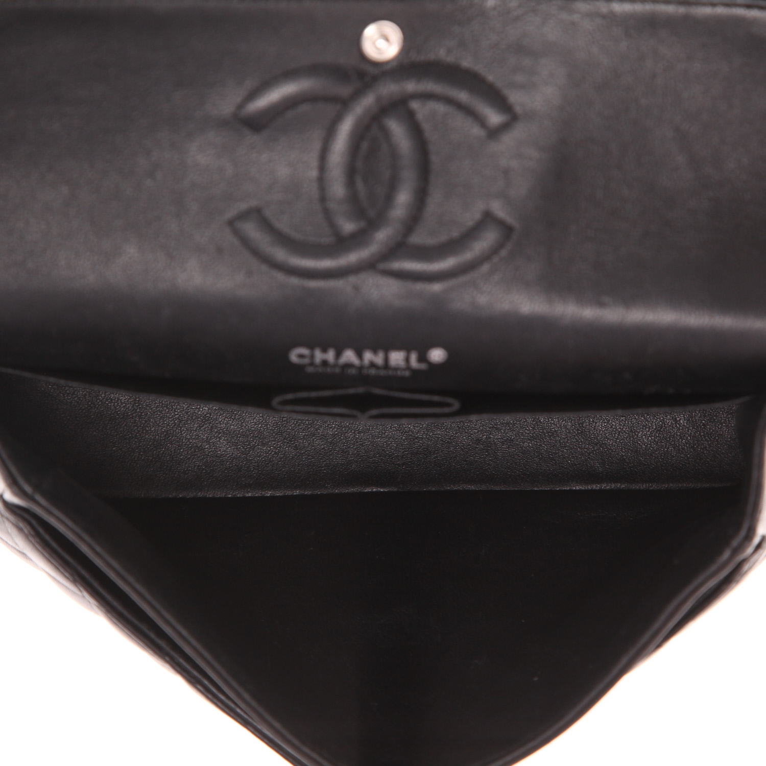 Chanel Timeless Classic handbag in black quilted leather - Detail D3