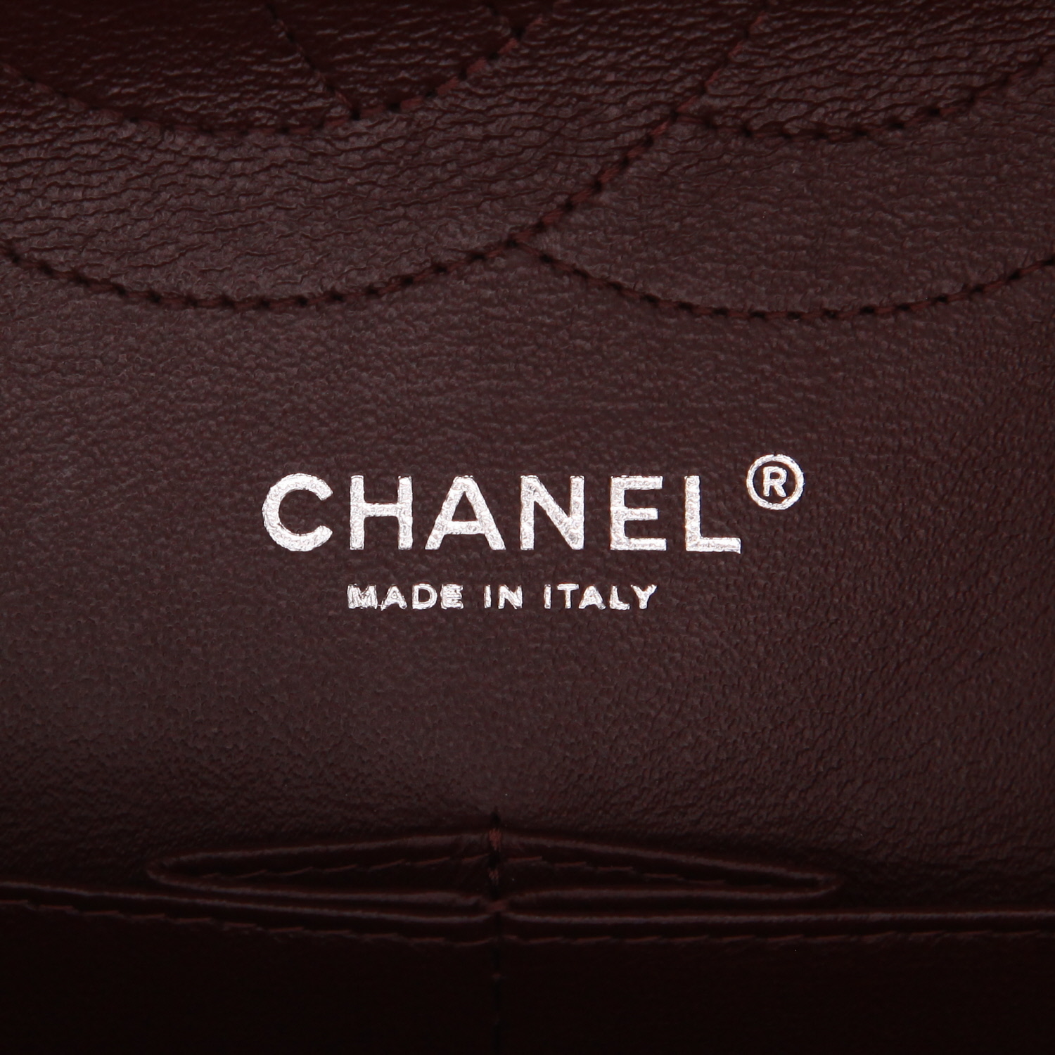 Chanel Timeless Jumbo shoulder bag in Noir quilted grained leather - Detail D2